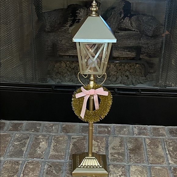 NEW! Vintage Inspired LIGHTED Holiday Street Lamp Lantern Tinsel Wreath - Picture 3 of 13